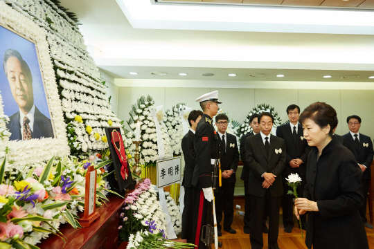박근혜 대통령은 23일 오후 서울대병원에 마련된 고 김영삼 전 대통령의 빈소를 찾아 헌화를 하고 김 전 대통령의 차남 현철씨와 부인 손명순 여사에게 애도의 뜻과 추모의 말씀을 전했다고 청와대는 밝혔다.  연합뉴스